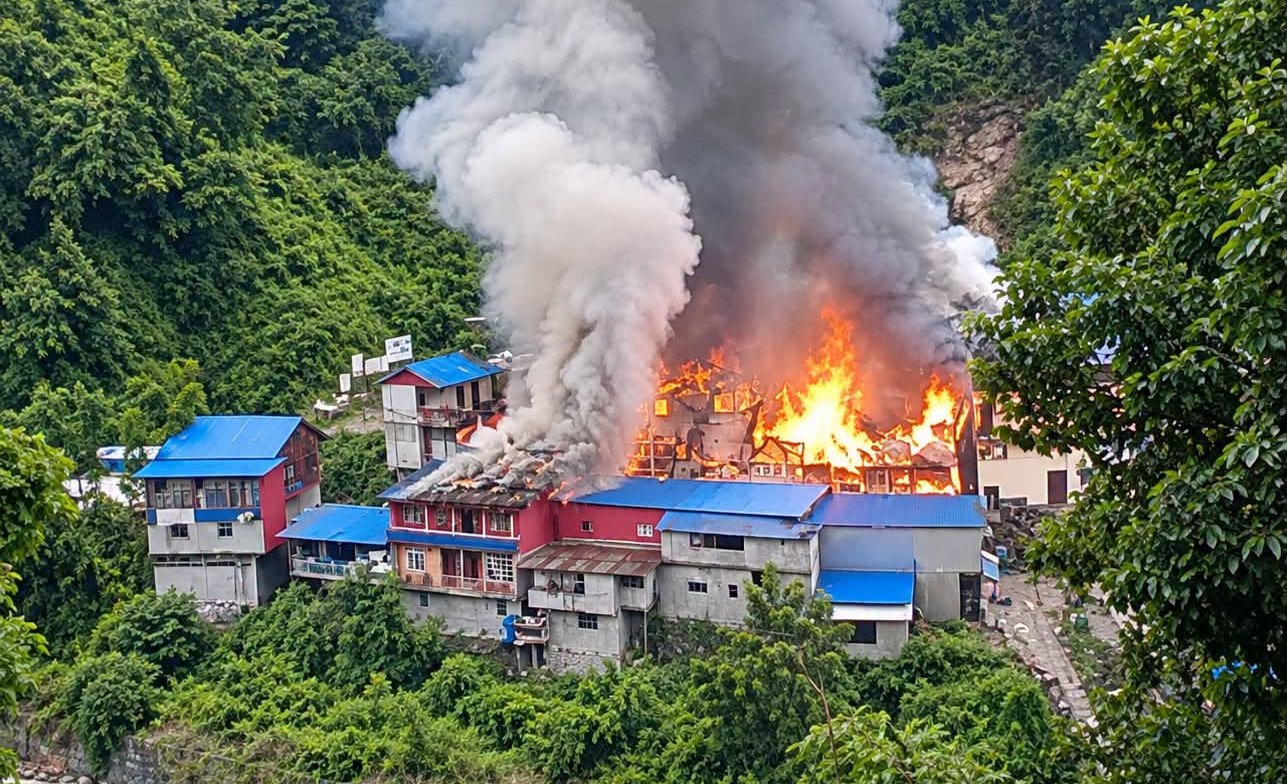 ताप्लेजुङको दोभान बजारमा भीषण आगलागी, करिब १० घर जले