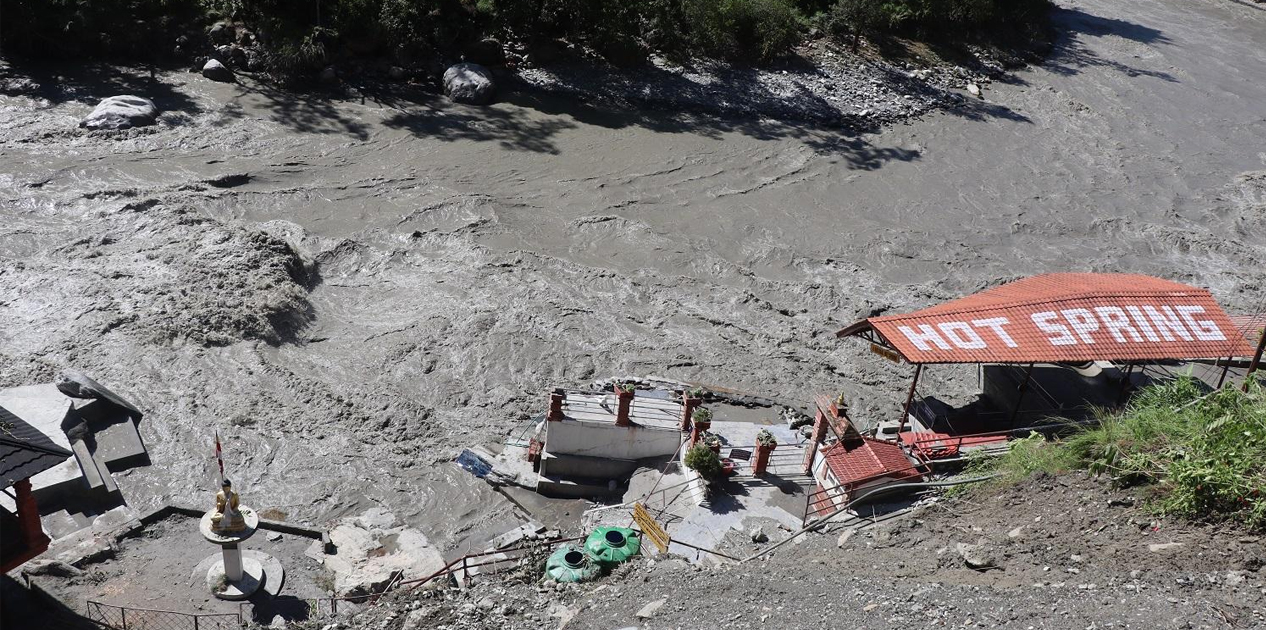 प्राकृतिक उपचारस्थल सिंगा तातोपानी कुण्डमा बाढीले क्षति