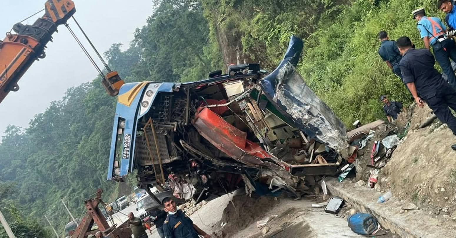 नवलपरासीमा बस दुर्घटना हुँदा ६ जनाको मृत्यु, १० घाइते