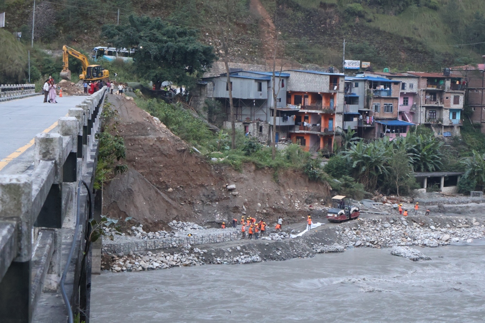 बाढीले पुलमा क्षति पुर्याएपछि यातायात ठप्प