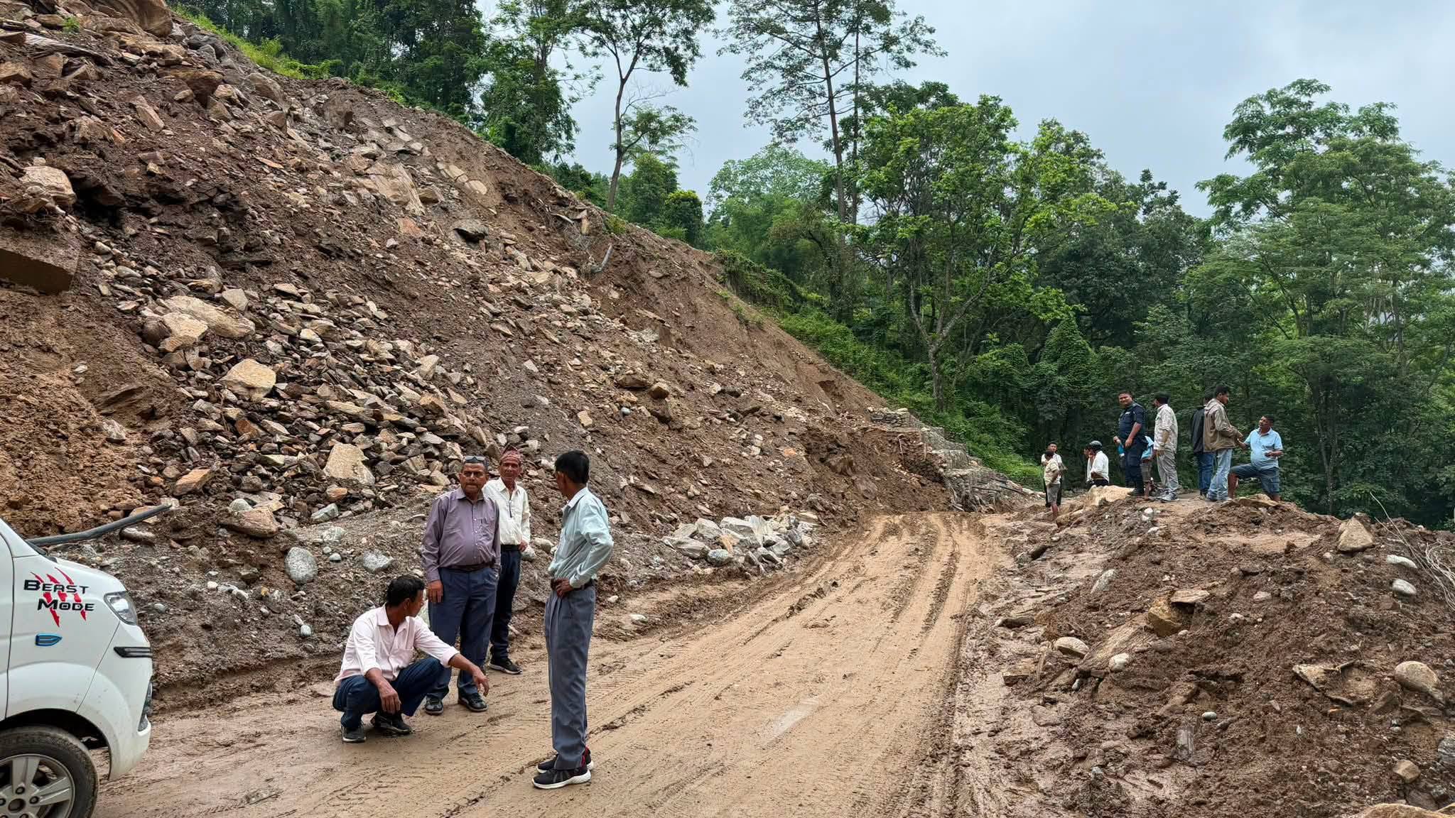 बाढीपहिरोले मुख्य राजमार्ग प्रभावित, गोरखा–धादिङ जोड्ने सडक पूर्णरूपमा अवरुद्ध