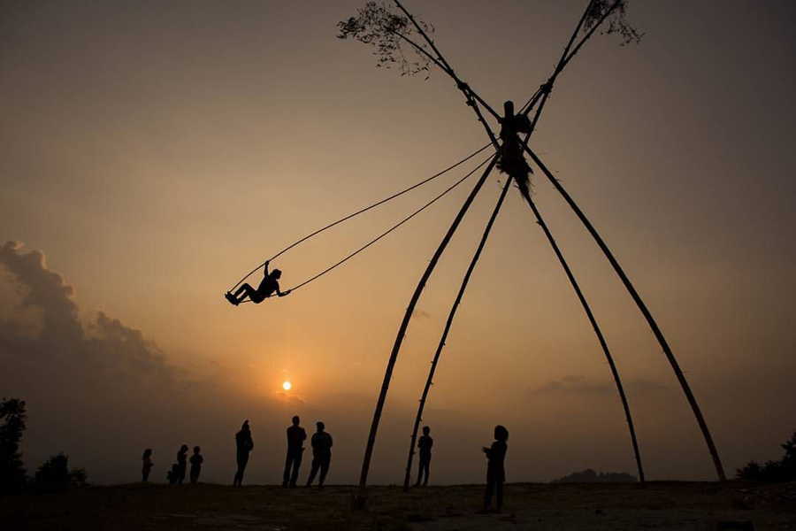 हराउन थाले दसैँका परम्परागत पिङ