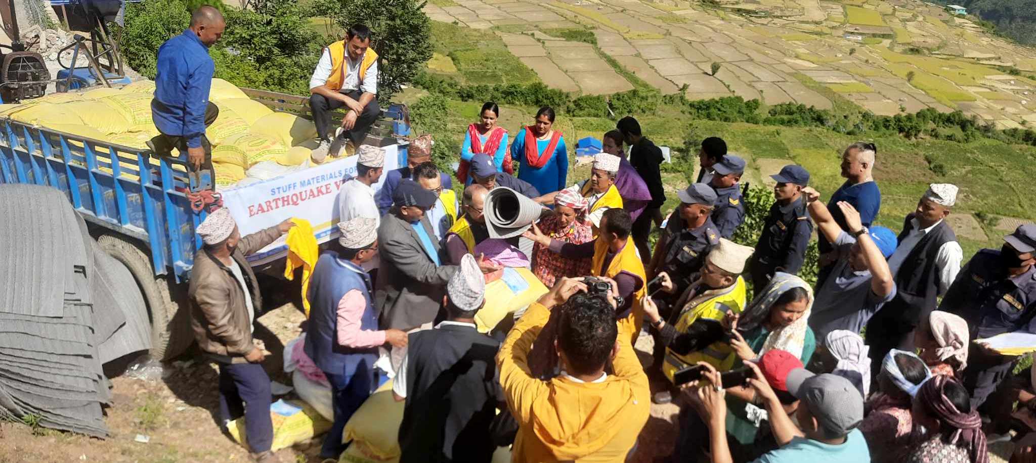 लायन्स क्लब इन्टरनेशनल द्वारा भूकम्प पिडित  ३ सय १० घर परिवारलाई राहत वितरण।